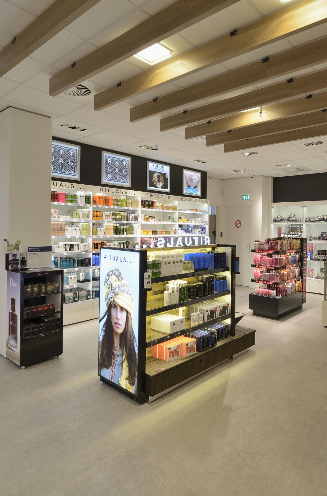 B&S Crewshop Airport Schiphol (NL) – Retail design and shopfitting - 